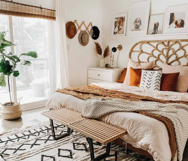 Dinding dengan campuran berbagai jenis bahan seperti kayu dan logam